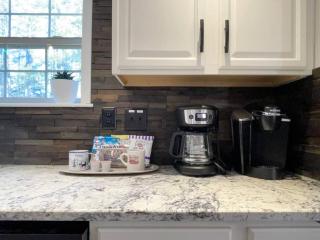 Family Friendly Cairo House with Hot Tub, Pool, Pond, 3Br, 3Ba Firepit, minutes from Hudson & Private Pond - Cairo - 2