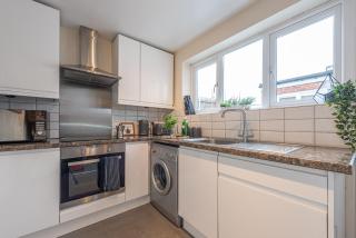 3 bedroom home sleeps 5 close to Chester City Centre welcomes couples, small groups, families and contractors - 5