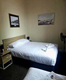Family Hotel - Bathurst - 1