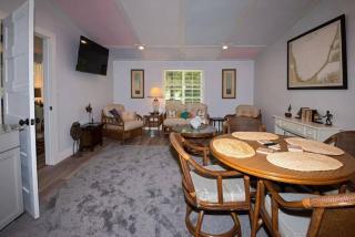Little Blue Cottage: a wooded getaway near beaches and towns - Benton Harbor - 1