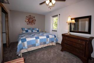 Little Blue Cottage: a wooded getaway near beaches and towns - Benton Harbor - 3