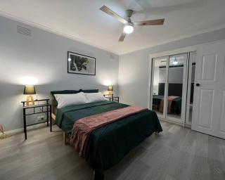 Yours 3 bedrooms house - Granny Flat Close to Park - 6