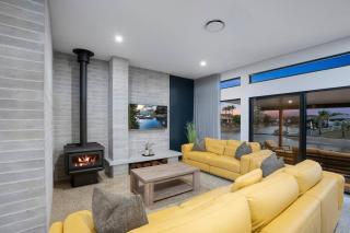 Family Waterfront Escape - Pool, 2 King rooms - Gold Coast - 2