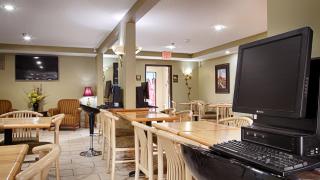 Comfort Inn & Suites - 6