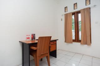 RedDoorz Syariah Plus near Jatiwarna Toll Gate - Bekasi - 7