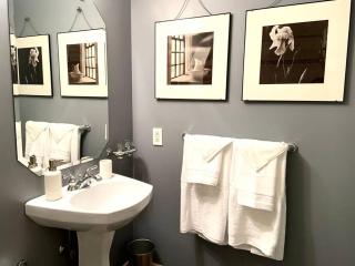 Heart of Downtown King Suite/Parkng/Pool/Gym/Sauna - 9