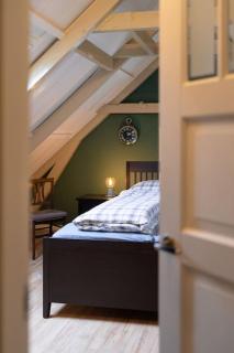 Sfeervol verblijf in oude gemeentehuis Eenrum. - 7