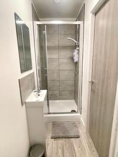 2.Superb Serviced Apartment - free on road parking - 7
