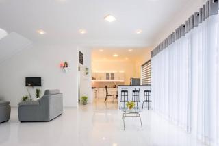 Clintonvilla 4-bedroom with pool near to Airport - 2