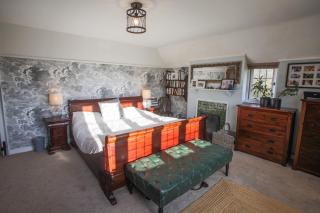 Luxury 7 Bed Family Home 3 Acre Plot Secluded Yet Near City - 2