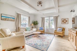 Sea Glass Cottage Rockaway - Meredith Lodging - Rockaway Beach - 0