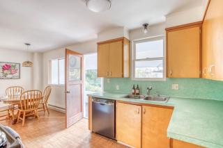 Sea Glass Cottage Rockaway - Meredith Lodging - Rockaway Beach - 1