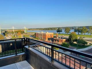 River Front Luxury Furnished Studio Downtown QC - Davenport - 3