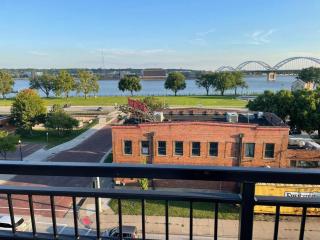 River Front Luxury Furnished Studio Downtown QC - Davenport - 2