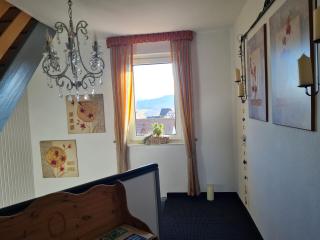 Schöne Ferienwohnung mit Balkon und Terrasse in ruhiger Lage - Helsa - 3