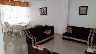 White House, CASA FAMILIAR X 7 PERSONAS - 2