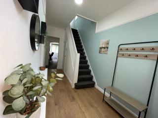 Birmingham Contractor House sleeps 8 Private Garden near M6 Motorway Business Wi-FI - 1