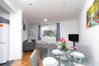 Skyvillion - London Enfield 4 Bedroom Cosy House Free Parking Garden - Enfield Lock - 4