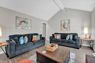 Glamorous 3BR 2BA house w/ large fenced backyard - 0