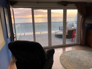 Beautiful Ocean Front Coastal Sunset Beach House - 7