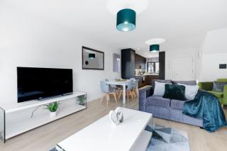 Modern 4 Bedroom House With Parking in Farnham Royal, Slough By 360stays - 9
