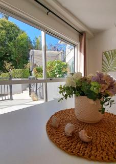 family friendly 3BR flat - 3min walk to the beach - self contained - 3