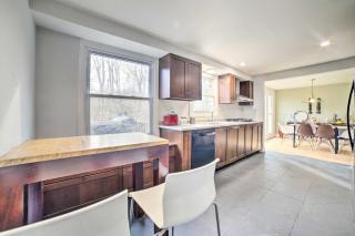 15 Mi to Pittsburgh: WFH-Friendly Home w/ Deck - 7