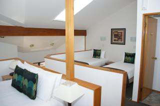 Cascades Lakefront Motel - 9