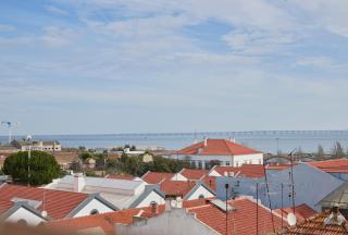 Bright Apt w Balcony, AC, Parking, By TimeCooler - Lisboa - 3