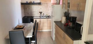 appartement bien équipé 2 chambres lit 2 place, plus canapé lit, 5 personnes, terrasse bien équipé, planchas, parking gratuit sur place, a proximité de tout commerce et de cure thermal, Cadarache ,Forcalquier, gorge du verdon , Moustier, montagne de Lure - Volx - 6