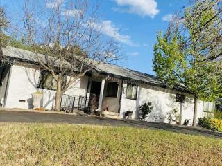 Family friendly, 3 bedroom house, with king bed for up to 15 - BBQ - Internet - jet tub - 8