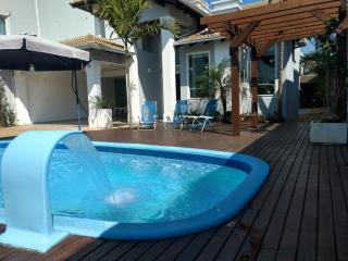 Linda casa com piscina e 4 suites no mariscal a 100 metros da praia - Bombinhas - 0