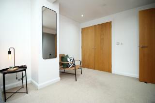 No 1 Under the Clock by SSW - 1BR, right in the City Centre, Sleeps 4 - Cardiff - 1