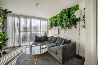 Romance in Leicester City Center - 4