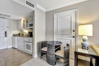 Lavish beachfront condo with rooftop pool/spa/gym - 1