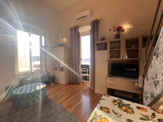 WELCOME RIVIERA - AL CASTELLO-VISTA MARE -ROMANTICO e CENTRALE a 20 METRI DAL MARE-toll parking at 20 euro per day to be booked in advance -subject to availability - 1