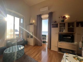 WELCOME RIVIERA - AL CASTELLO-VISTA MARE -ROMANTICO e CENTRALE a 20 METRI DAL MARE-toll parking at 20 euro per day to be booked in advance -subject to availability - 3
