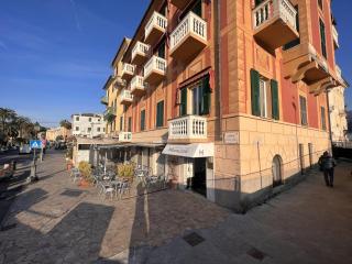 WELCOME RIVIERA - AL CASTELLO-VISTA MARE -ROMANTICO e CENTRALE a 20 METRI DAL MARE-toll parking at 20 euro per day to be booked in advance -subject to availability - 4