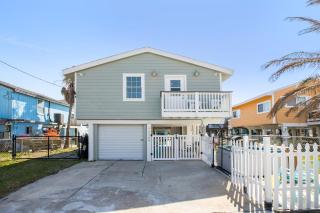 Bungalow by the Bay - Galveston - 4