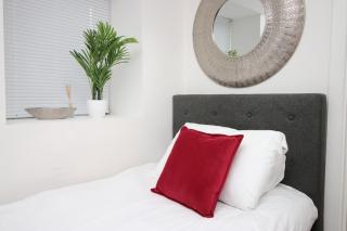 Lovely Studio Flat With Free Parking - Near to City Center - Swansea - 8