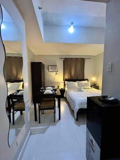 22-A Cozy condo near Greenbelt with free WIFI and Netflix - Manila - 0