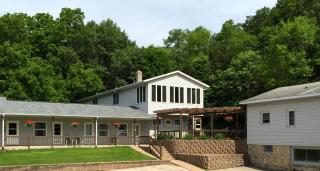 Little Bluff Inn - - 0