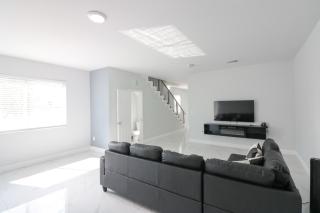 Sleek & Modern Townhome, Shared Backyard Oasis - Miami - 0