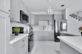 Sleek & Modern Townhome, Shared Backyard Oasis - Miami - 8