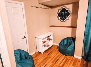 Pet Friendly 2 King Beds AF Academy Sleeps 12 - 1