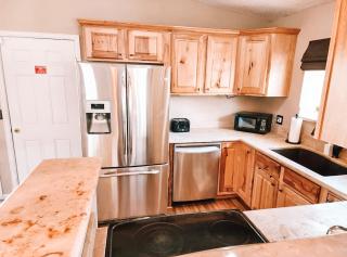 Pet Friendly 2 King Beds AF Academy Sleeps 12 - Colorade Springs - 8