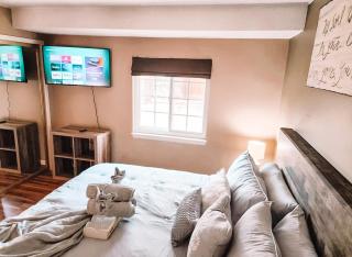 Pet Friendly 2 King Beds AF Academy Sleeps 12 - 6