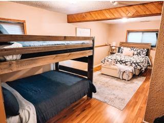 Pet Friendly 2 King Beds AF Academy Sleeps 12 - 4