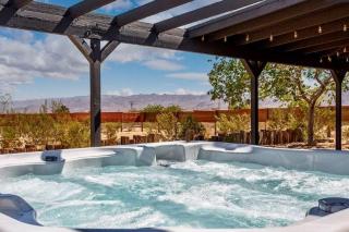 Cheerful 2bedroom home with hot tub and cowboy pool in Joshua Tree - Joshua Tree - 0
