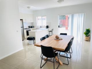 Modern City Townhouse with all the Comforts - Wagga Wagga - 0